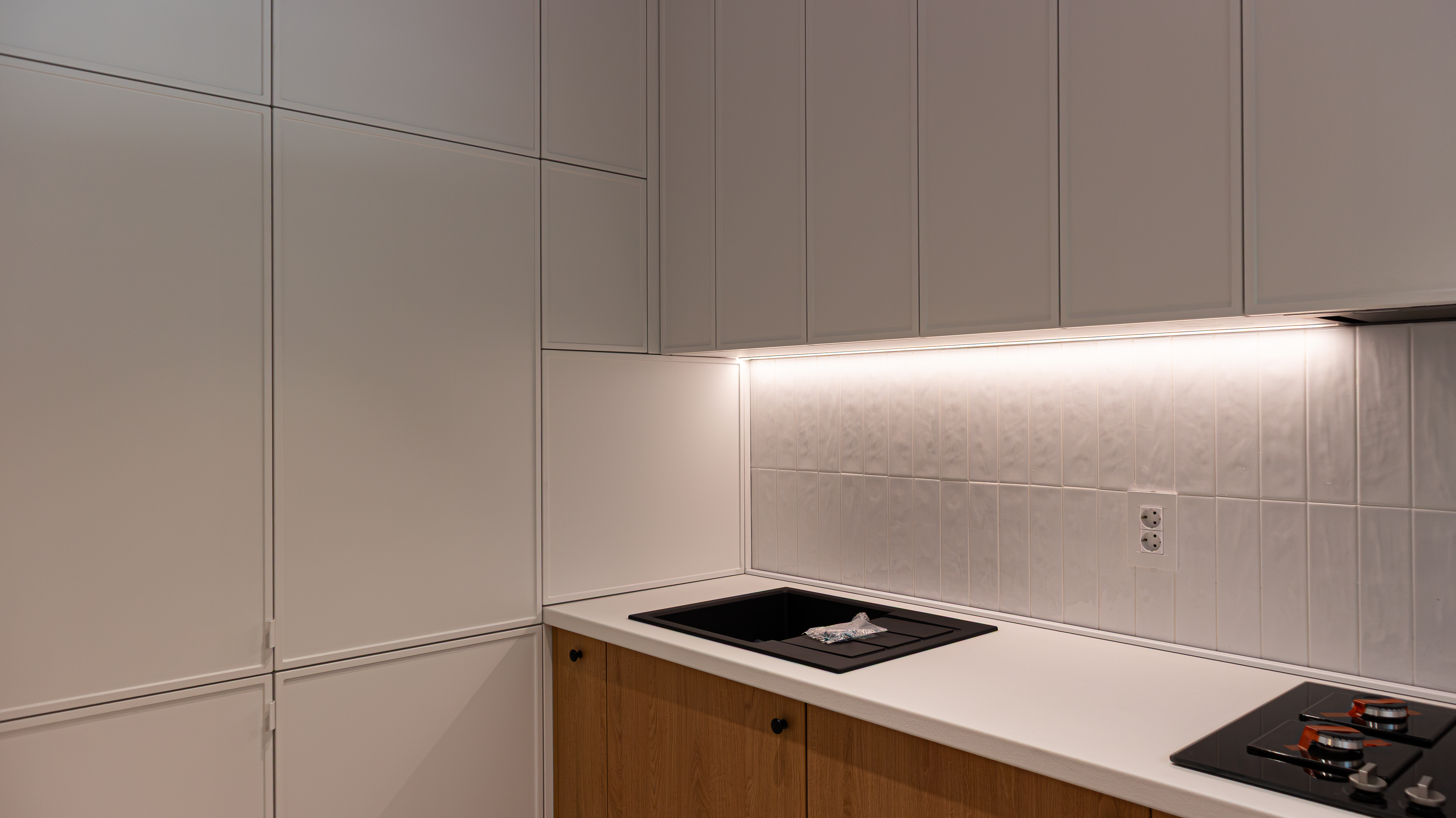 Fronturi de bucătărie mate și oak, cu bandă LED integrată sub corpurile suspendate